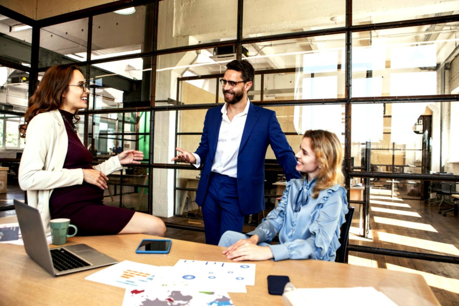 Close-up of financial data analysis and economic indicator research materials used in Cavoriqena courses